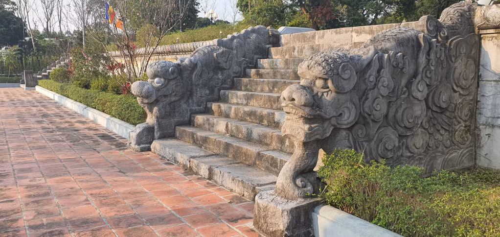 Thành bậc, lan can đá hình rồng trước sân chùa chính có niên đại thời Lê Trung Hưng (thế kỷ 17 -18) là hiện vật gốc, độc bản. Cùng với bia 