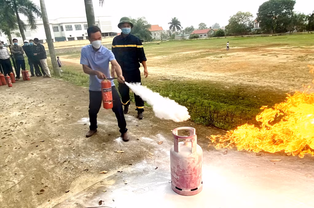 Học viên thực hành sử dụng các phương tiện chữa cháy thông dụng.