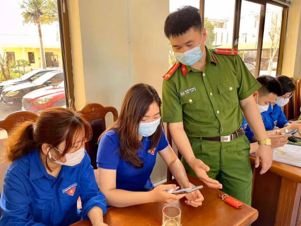 Huyện Đoàn Hải Hà phối hợp với Công an huyện tổ chức tuyên truyền về hướng dẫn sử dụng dịch vụ công mức độ 3,4.