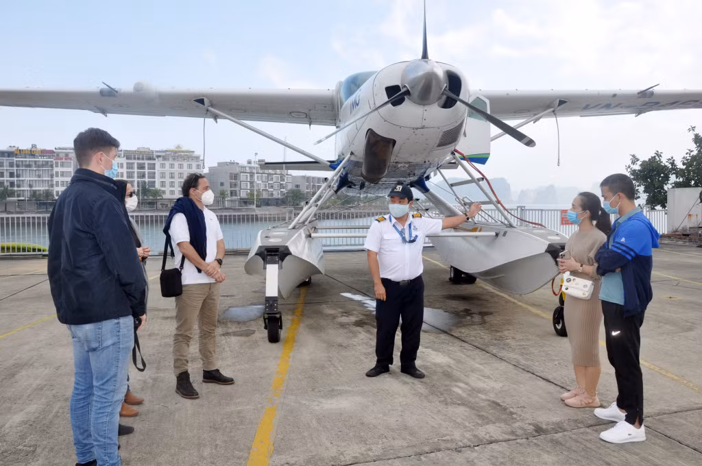 Phi công phổ biến các quy định an toàn cho du khách trước khi bay.