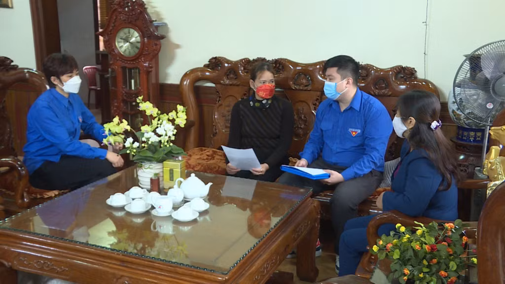 Chi đoàn Thanh niên phường Giếng Đáy (TP Hạ Long) tuyên truyền Luật giao thông cho người dân trên địa bàn.