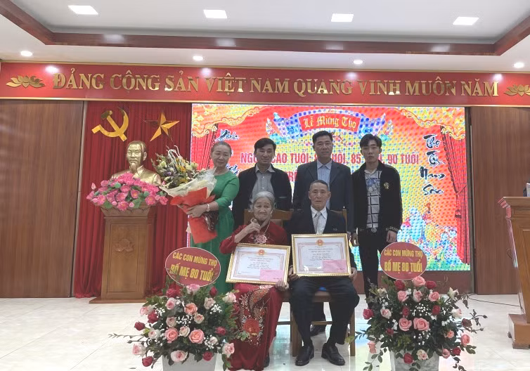 Hai cụ Lưu Thị Hà và Lùng Văn Bạt (thôn Đoàn Kết, xã Dương Huy, TP Cẩm Phả) chụp ảnh lưu niệm cùng con, cháu tại lễ mừng thọ.
