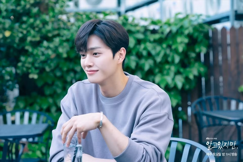 Nhân vật trong "Nevertheless" gây tranh cãi nhưng Song Kang vẫn được yêu thích vì quá đẹp trai và hợp vai.
