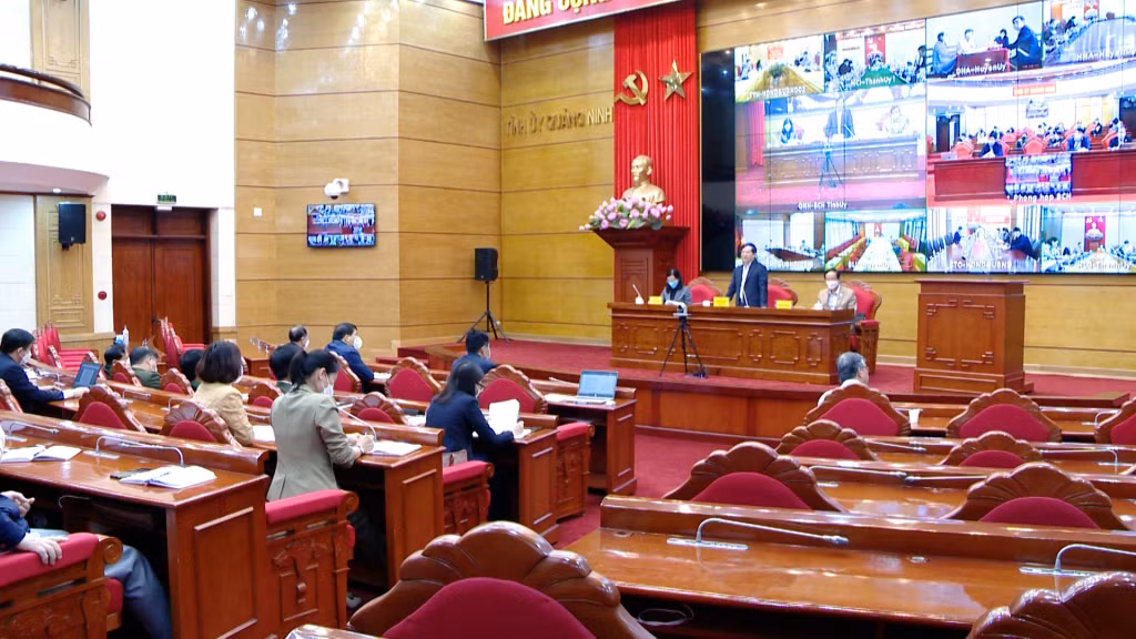 Đồng chí Vũ Quyết Tiến, Ủy viên BTV, Trưởng Ban Tổ chức Tỉnh ủy, Giám đốc Sở Nội vụ phát biểu kết luận hội nghị.