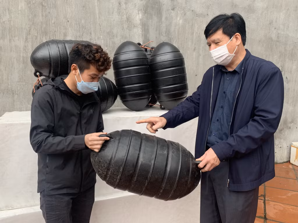 Lãnh đạo Phòng NN&amp;PTNT huyện kiểm tra một cơ sở sản xuất, kinh doanh phao HDPE trên địa bàn.