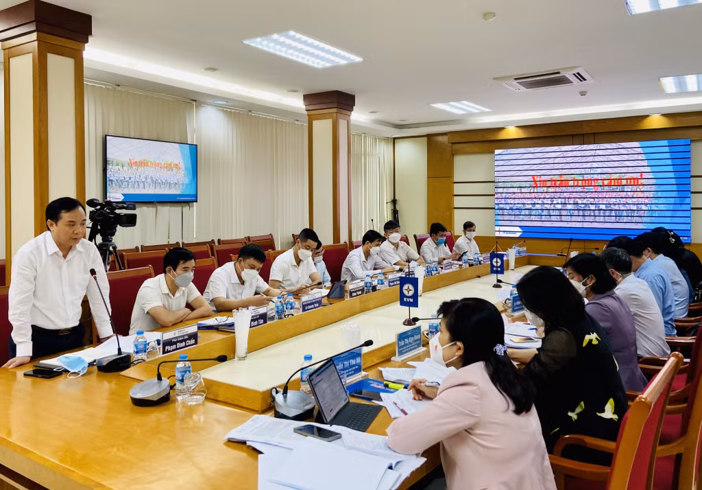 Đại diện lãnh đạo Công ty Điện lực Quảng Ninh báo cáo với Đoàn giám sát về việc thực hiện chính sách pháp luật về thực hành tiết kiệm, chống lãng phí giai đoạn 2016-2021.