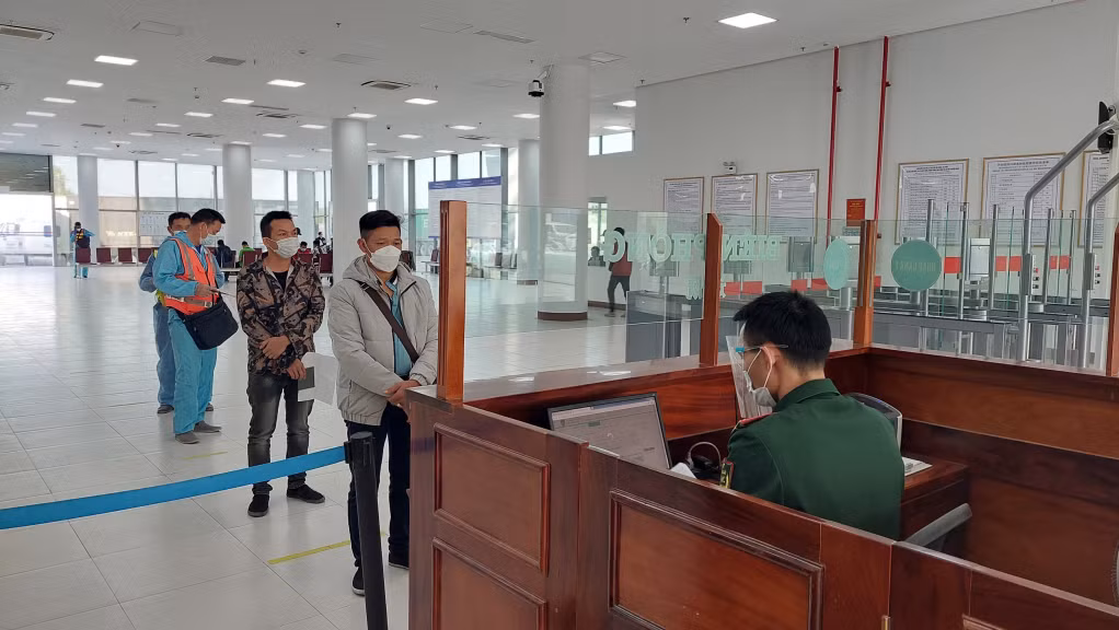 Các doanh nghiệp, lái xe làm thủ tục XNK hàng hóa tại cửa khẩu Cầu Bắc Luân 2.