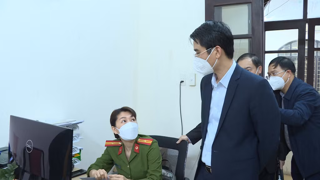 Đồng chí Phạm Văn Thành, Phó Chủ tịch UBND tỉnh trao đổi với cán bộ công an làm nhiệm vụ giải quyết thủ tục hành chính cho công dân.