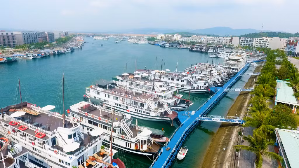 Tàu du lịch neo đậu tại Cảng tàu khách quốc tế Tuần Châu.