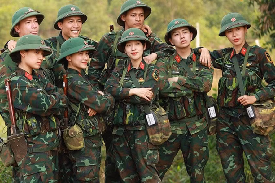 Hòa Minzy và các nghệ sĩ tham gia "Sao nhập ngũ". Ảnh: CTCC.