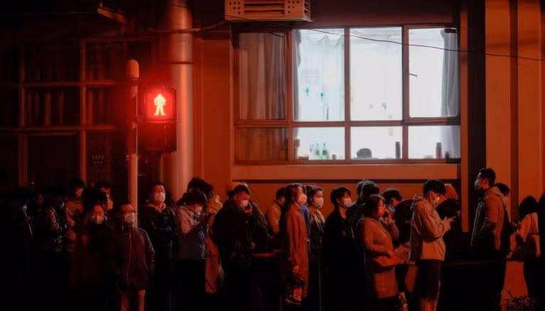 Người dân xếp hàng bên ngoài một bệnh viện ở Thượng Hải để làm xét nghiệm. Ảnh: Reuters