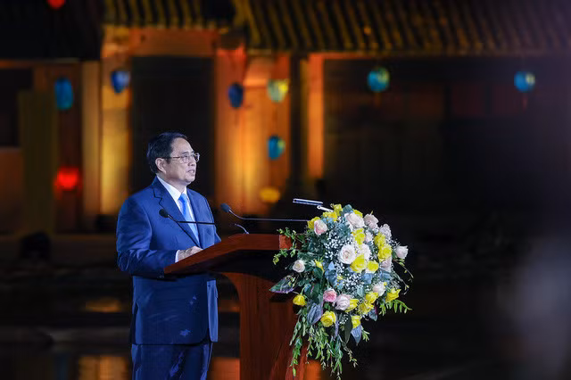 Thủ tướng lưu ý: Cần xây dựng những thương hiệu du lịch lớn mang tầm quốc tế với bản sắc Việt Nam, gắn với mảnh đất thiêng liêng mà anh dũng, gắn với bản sắc văn hóa đặc sắc và con người Việt Nam thân thiện, đôn hậu, nhân văn và vị thaẢnh: VGP/Nhật Bắc