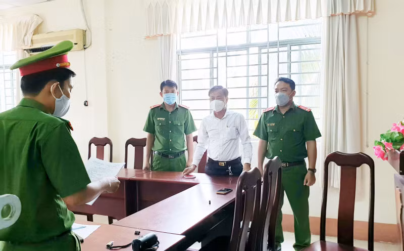 Cơ quan CSĐT Công an tỉnh Hậu Giang tống đạt quyết định khởi tố, bắt tạm giam đối tượng Cương (áo trắng).