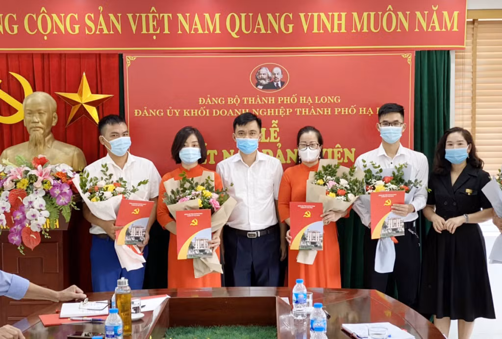 Đảng ủy Khối doanh nghiệp TP Hạ Long kết nạp đảng cho các quần chúng ưu tú.