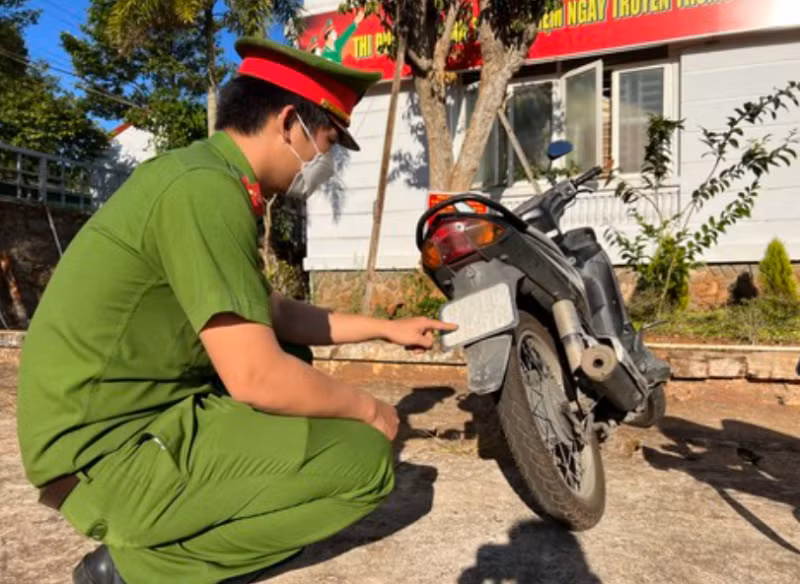 Chiếc xe máy được hai đối tượng che mờ biển số để đi trộm cắp.