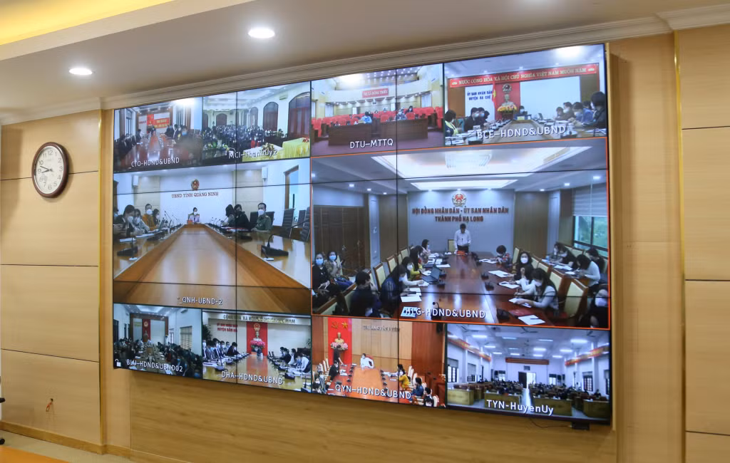 Đại diện lãnh đạo các địa phương trên địa bàn tỉnh dự họp và phát biểu ý kiến tại các điểm cầu trực tuyến.