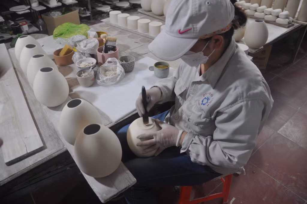 Việc in logo trên sản phẩm gốm sứ Quang Vinh sử dụng đề can in sẵn khá đơn giản, thuận tiện.