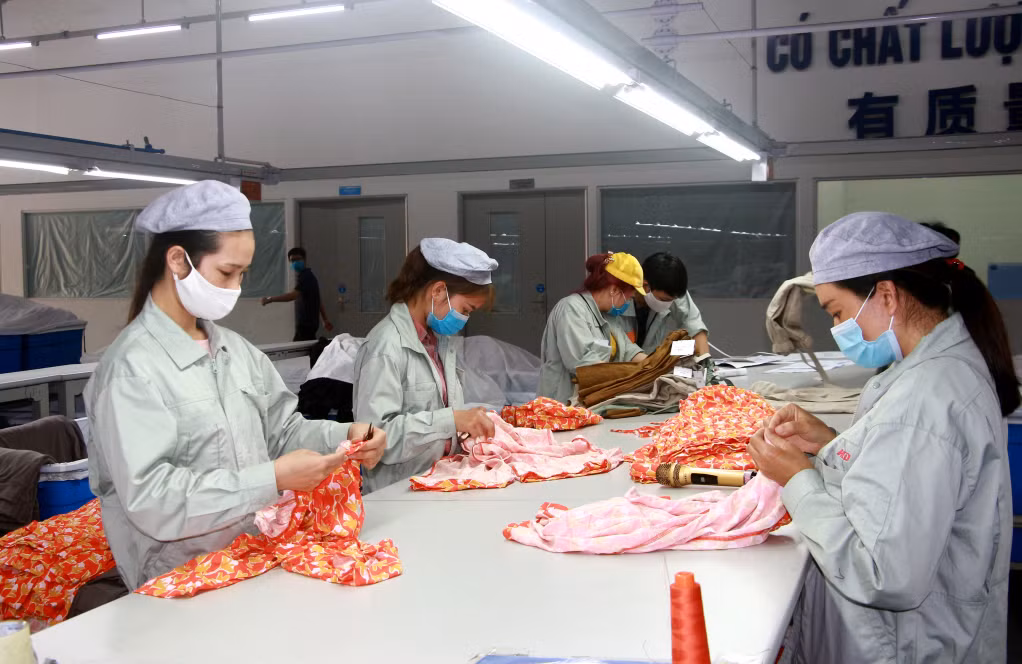 Sản xuất sản phẩm dệt may tại Công ty TNHH May mặc Hoa Lợi Đạt Việt Nam (KCN Cảng biển Hải Hà). Ảnh: Mạnh Trường