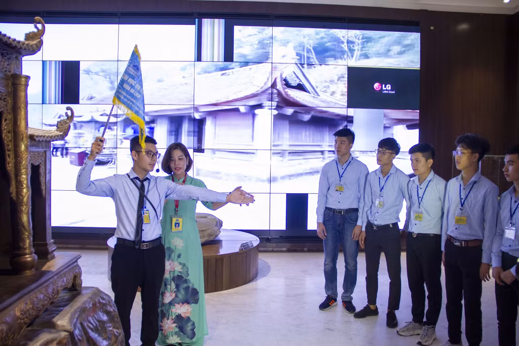 Đào tạo thực hành hướng dẫn kỹ năng du lịch cho sinh viên Trường Đại học Hạ Long.