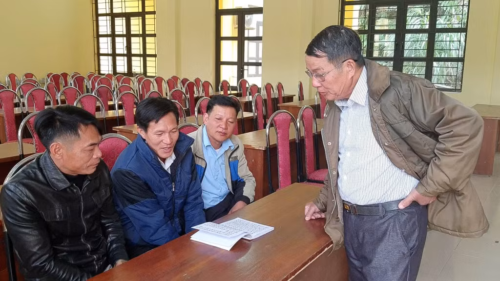 Nghệ nhân dân gian Đặng A Mản (bên phải) đang cùng các diễn viên tập luyện biểu diễn hát múa cho lễ hội Bàn Vương.