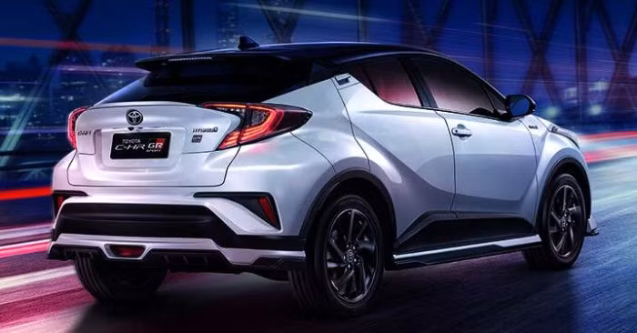 Toyota C-HR Hybrid GR Sport làm khó Honda HR-V 2022