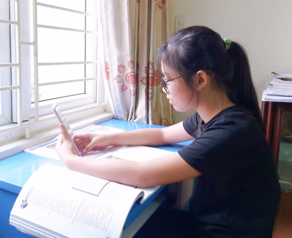 Đọc sách điện tử đang trở thành xu hướng của giới trẻ trong thời đại công nghệ số, phục vụ nhu cầu học tập, giải trí một cách nhanh chóng, tiện lợi.