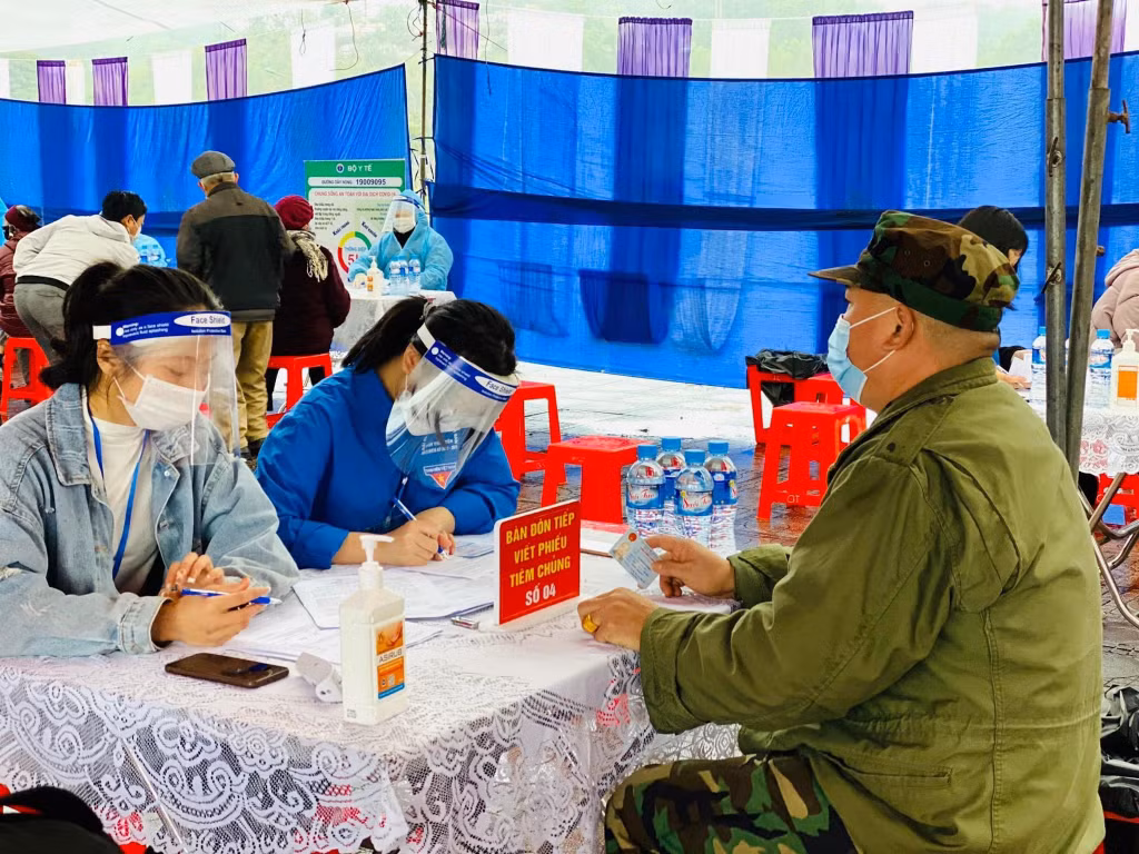 ĐVTN huyện Tiên Yên phối hợp cùng các lực lượng chức năng hỗ trợ người dân trong việc tiêm vắc-xin phòng Covid-19, tháng 1/2022.