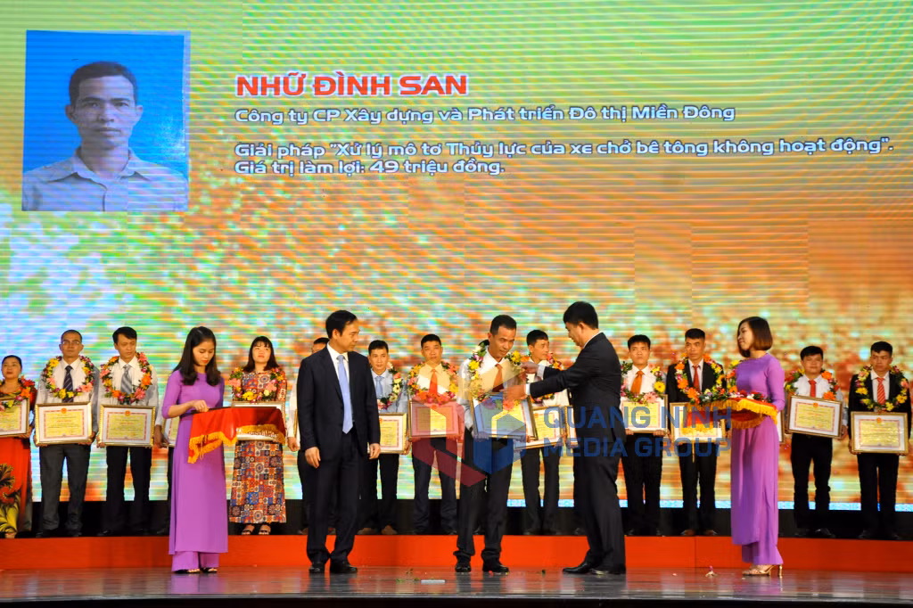 Các điển hình xuất sắc trong phong trào “Công nhân tiên tiến tiêu biểu” được UBND tỉnh tuyên dương, khen thưởng (4-2019). Ảnh: Minh Hà