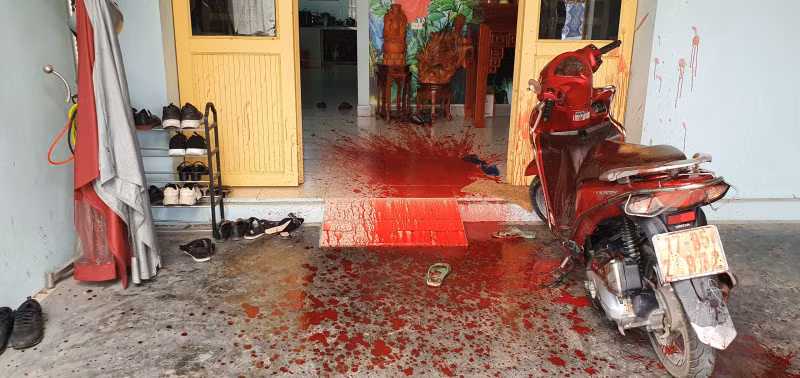 Nhóm đối tượng dùng chất bẩn hắt vào nhà của phóng viên.