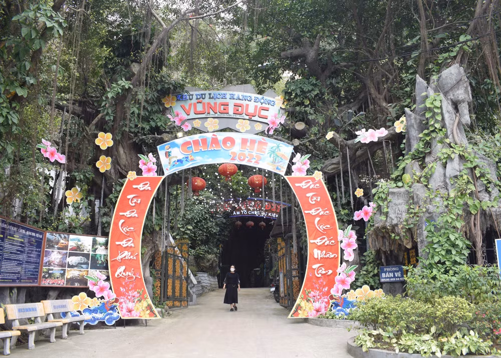Cửa hang Vũng Đục