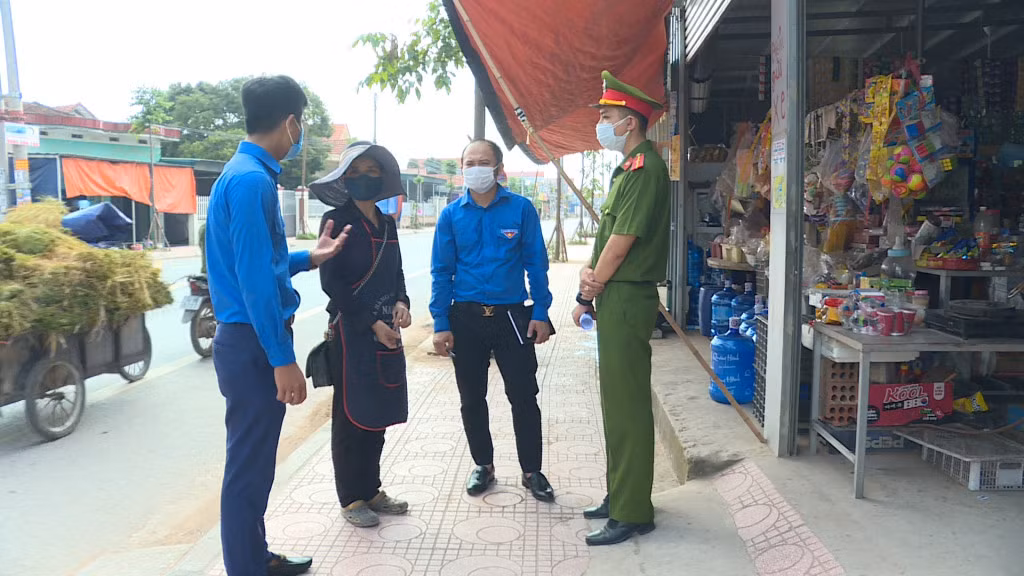 ĐVTN và lực lượng Công an địa phương tuyên truyền cho người dân giữ trật tự ATGT tại "Tuyến đường ATGT" phường Tân An (TX Quảng Yên).