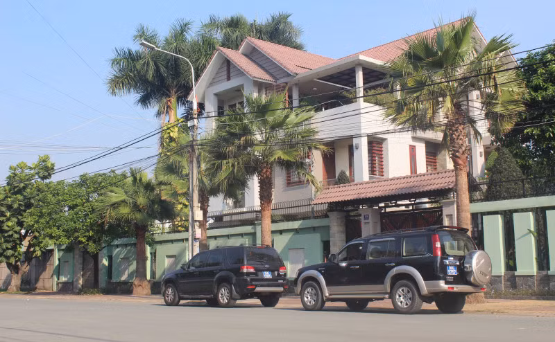 Công an khám xét biệt thự của ông Long.