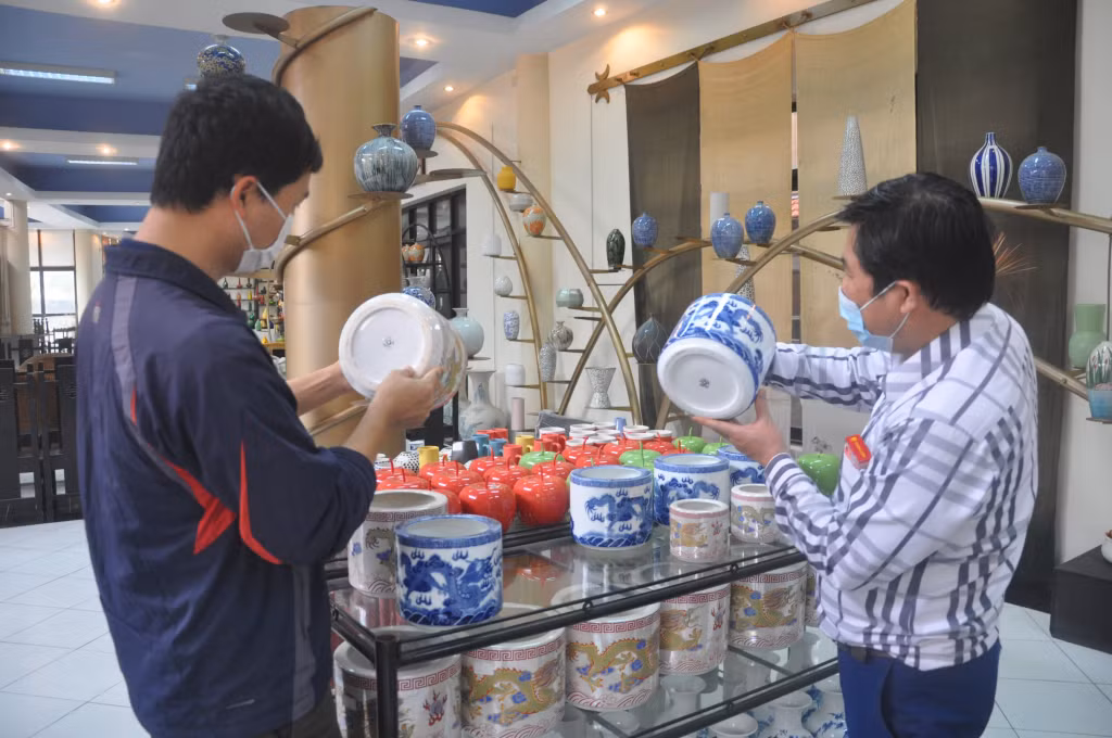Các sản phẩm của gốm sứ Quang Vinh sử dụng logo của doanh nghiệp hoặc các nhãn hiệu khác, không sử dụng logo Gốm sứ Đông Triều.