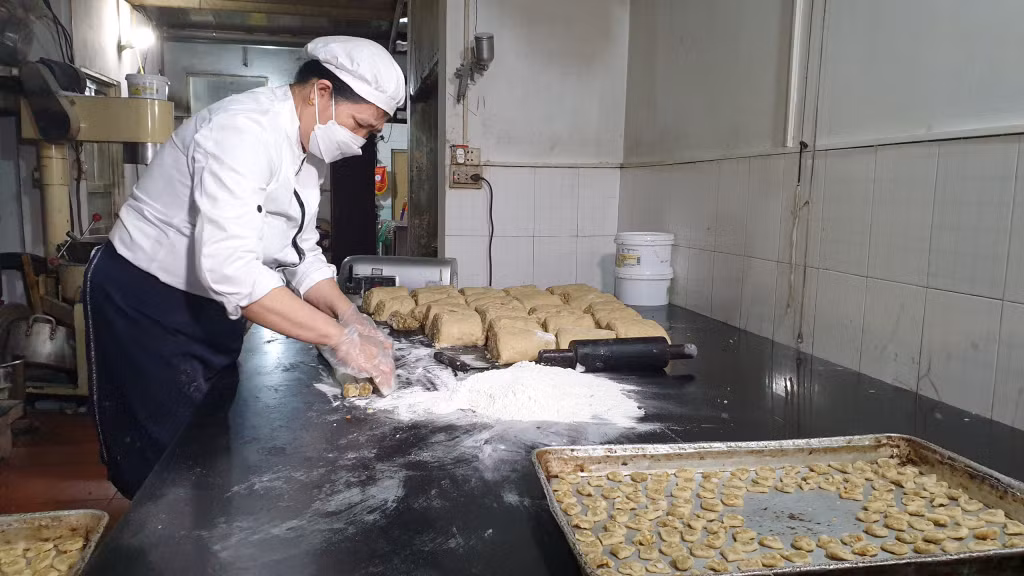 Bà Lê Thị Kim Thùy nhào bột làm bánh chả.