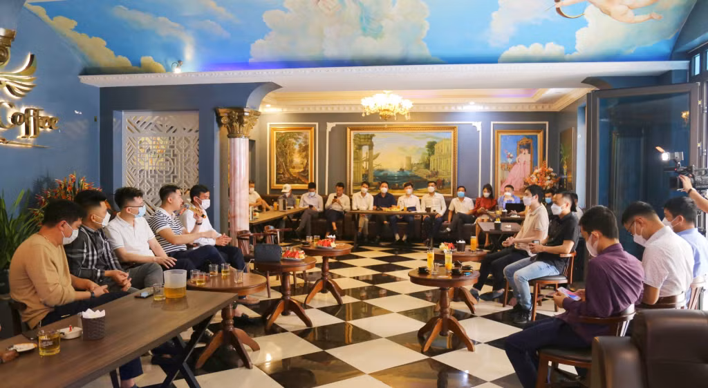 Các đại biểu chia sẻ kinh nghiệm kinh doanh, kết nối tháo gỡ khó khăn trong tình hình mới
