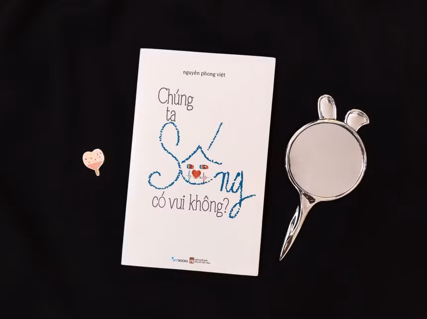 Tập tản văn của Nguyễn Phong Việt. Ảnh: Thu Huệ.