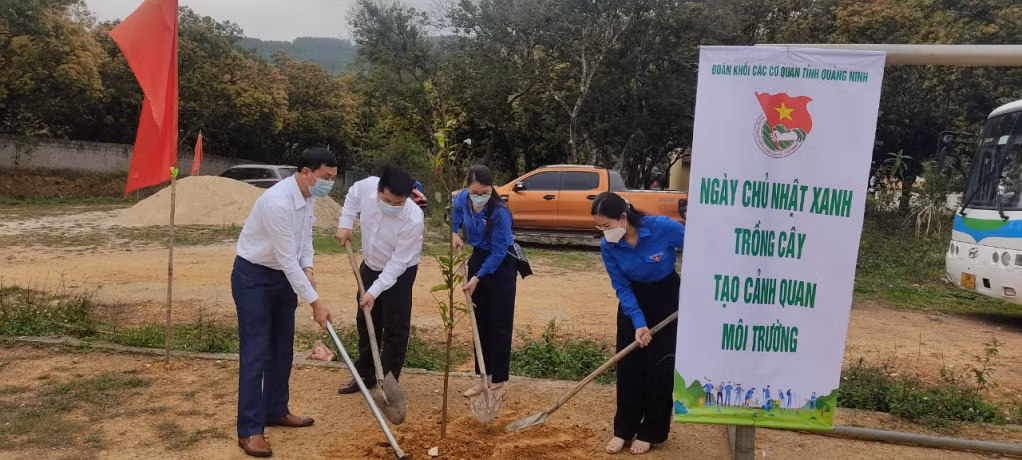 Các đại biểu và đoàn viên thanh niên tham gia trồng cây xanh tạo cảnh quan môi trường