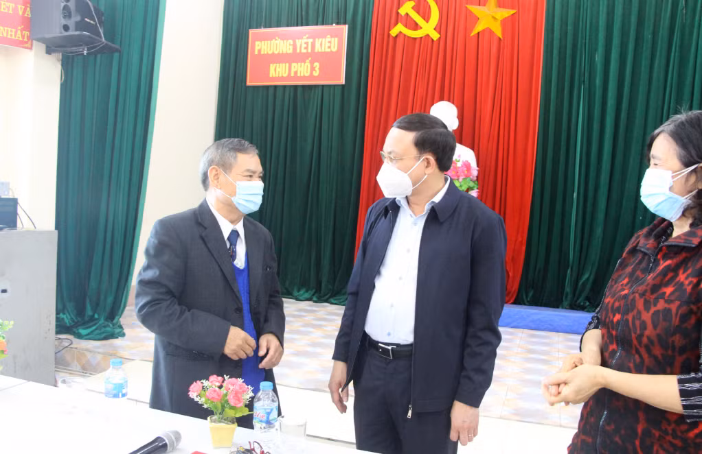 Đồng chí Nguyễn Xuân Ký, Bí thư Tỉnh ủy, Chủ tịch HĐND tỉnh trò chuyện với Bí thư chi bộ đồng thời là trưởng khu 3, phường Yết Kiêu (TP Hạ Long)