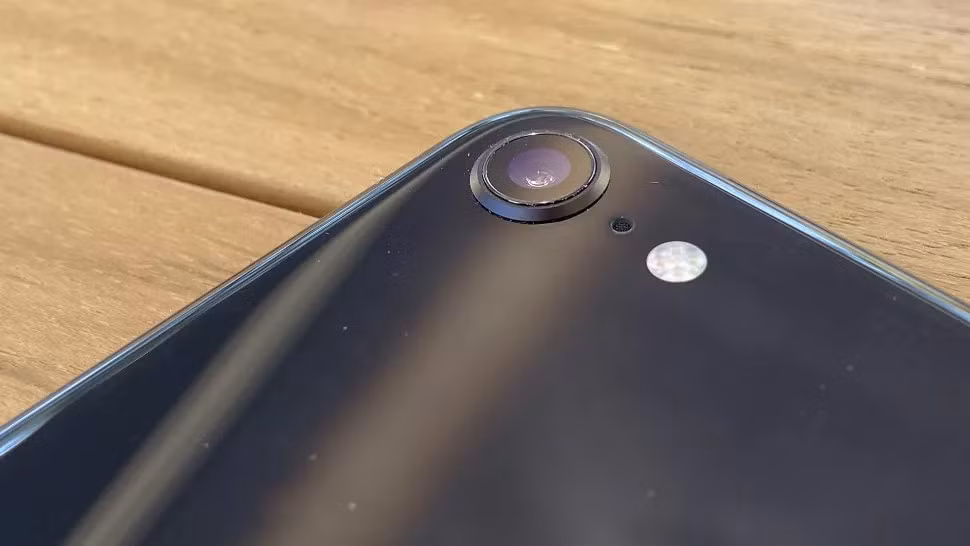iPhone SE 2022 với camera 1 ống kính