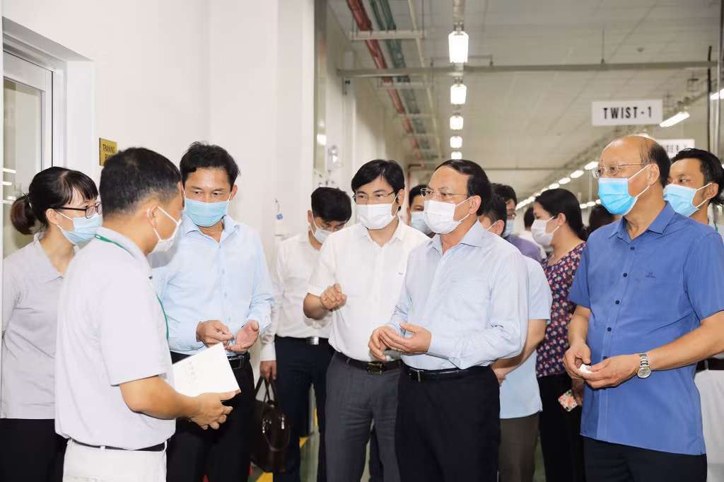 Lãnh đạo tỉnh thăm, động viên, nắm bắt tình hình SXKD, công tác phòng, chống dịch Covid-19 tại Nhà máy Sản xuất hệ thống dây dẫn và các cụm thiết bị điện ô tô Yazaki (KCN Đông Mai, TX Quảng Yên), tháng 6/2021.