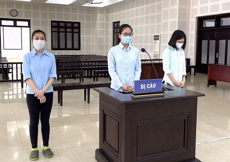 Các bị cáo nghe HĐXX tuyên án sáng 31/3/2022.
