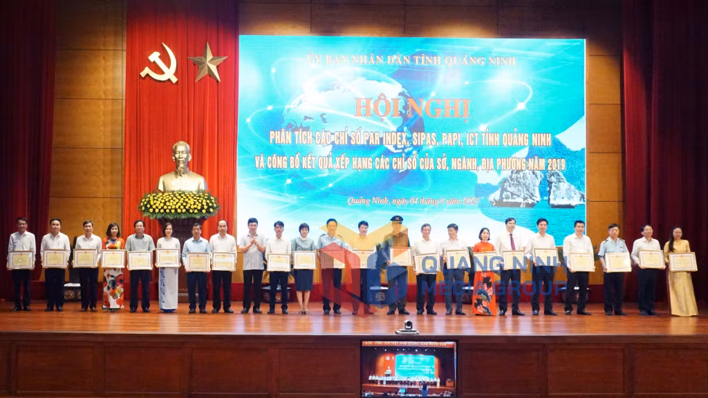Đồng chí Ngô Hoàng Ngân, Phó Bí thư Thường trực Tỉnh uỷ, trao bằng khen của UBND tỉnh cho các tập thể có thành tích xuất sắc (6-2020). Ảnh: Nguyễn Thanh
