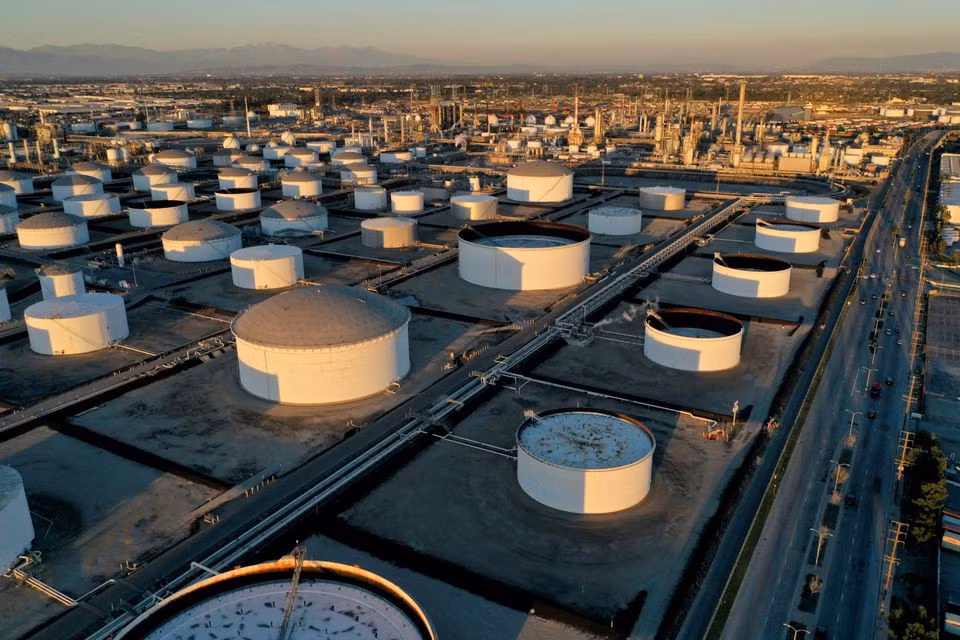 Các bồn chứa tại Nhà máy lọc dầu Los Angeles của Marathon Petroleum. Ảnh: Reuters