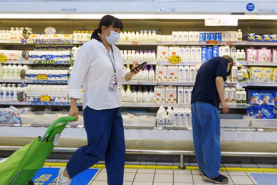 Quầy bán sữa tại một siêu thị ở Bắc Kinh. Ảnh: Reuters