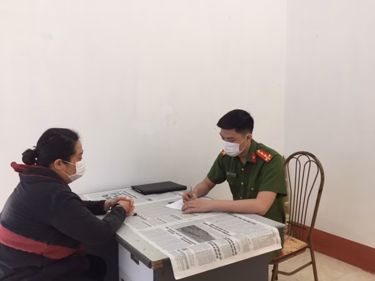 Hoàng Thị Thu Huyền làm việc với cơ quan điều tra.