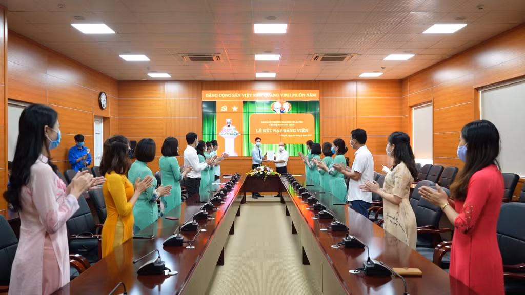Lễ kết nạp đảng viên tại Trường Đại học Hạ Long, tháng 8/2021.