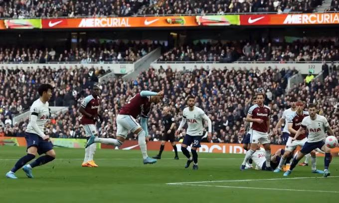 Bàn gỡ của Benrahma chỉ là phút vùng lên hiếm hoi của West Ham. Ảnh: Reuters.
