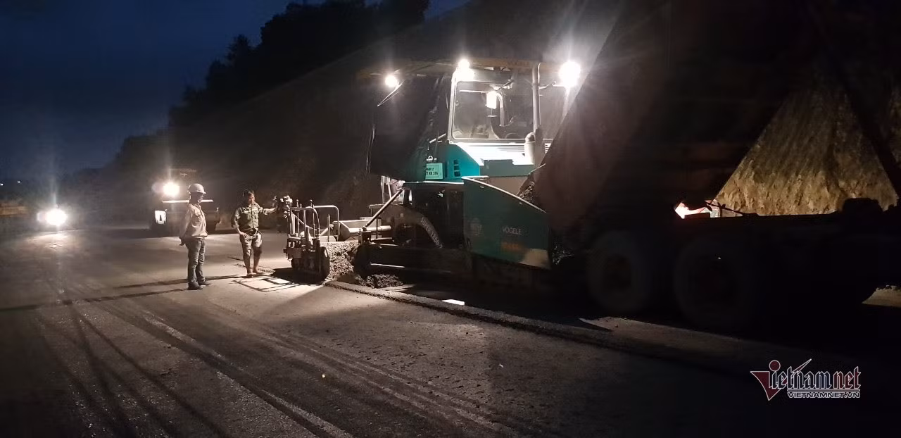 Công nhân Lữ đoàn 384 chong đèn thi công để kịp tiến độ.