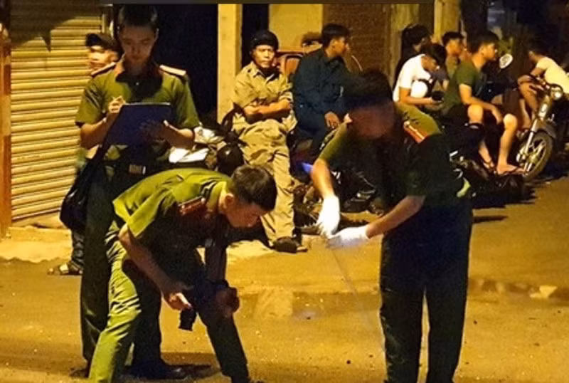 Công an TP Hồ Chí Minh khám nghiệm hiện trường vụ án mạng.