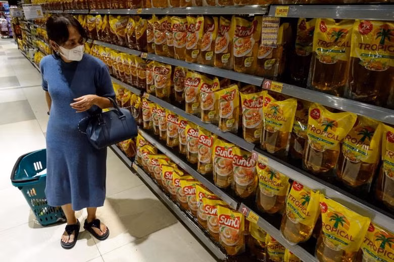 Khách hàng tìm mua dầu ăn tại một siêu thị ở Jakarta ngày 27/3. Ảnh: Reuters
